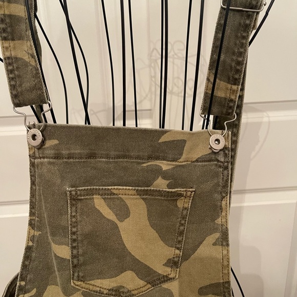 Camouflage overalls shorts. Never worn - Picture 2 of 3